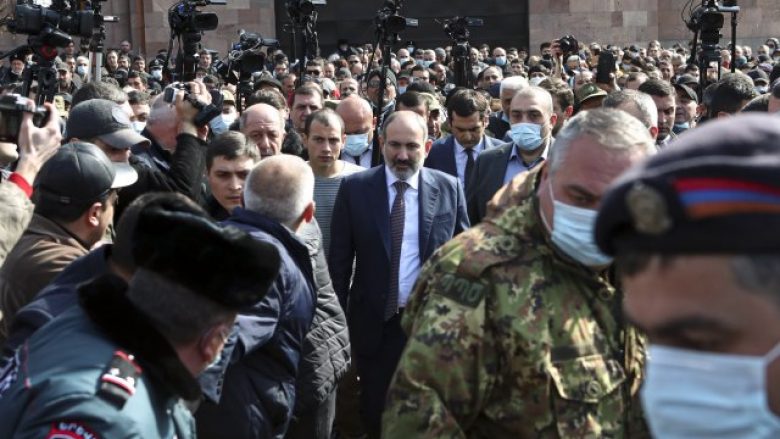 Armenia në prag të puçit ushtarak, kryeministri Pashinyan: Ushtria po reagon me emocione
