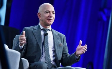 Jeff Bezos do të largohet nga pozita e shefit të Amazon