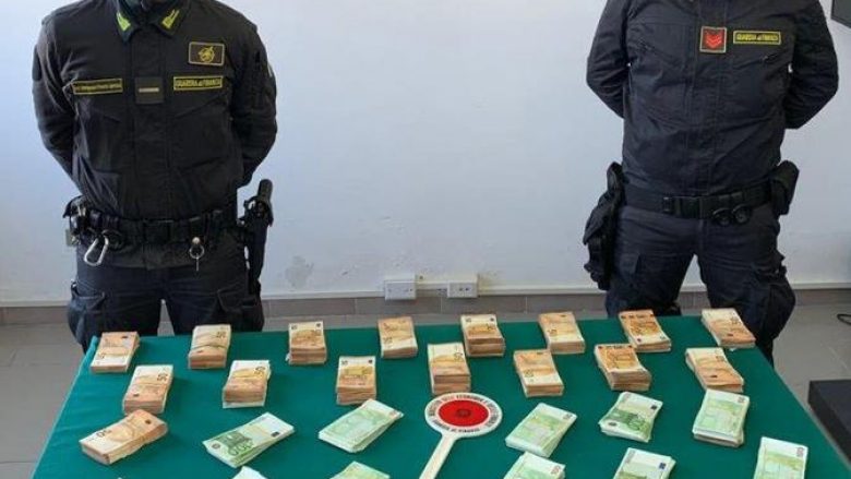 Guardia di Finanza sekuestron paratë e “shefit” të Antonio Gallos, 360 mijë eurot ishin fshehur në murin e një vile