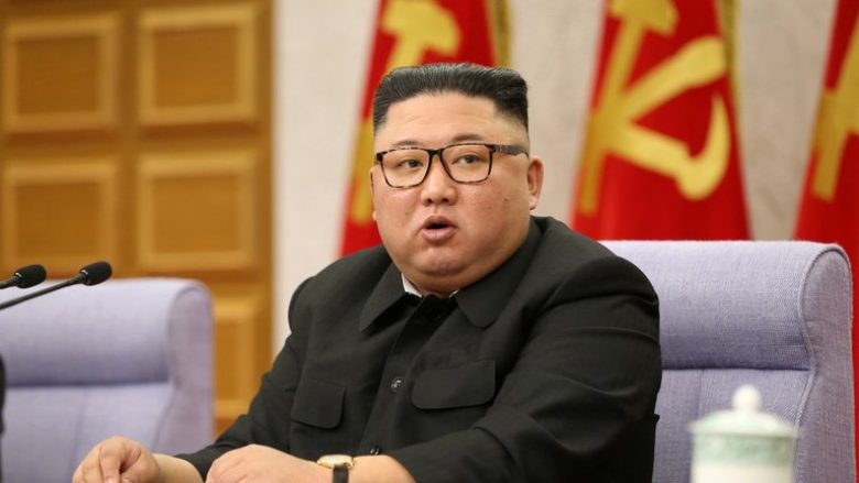 Adoleshenti kapet duke shikuar pornografi, ndëshkohet së bashku me familjen nga regjimi i Kim Jong-un