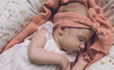 Prindër, kujdes: Mos i vini bebes shirit në kokë kur vendosni ta vini në gjumë