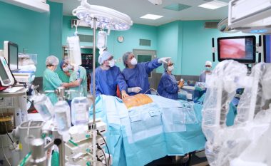 Hera e parë në botë: Tumori i veshkës hiqet nga një robot kirurgjikal në një spital në Itali, ndërsa pacienti ishte zgjuar