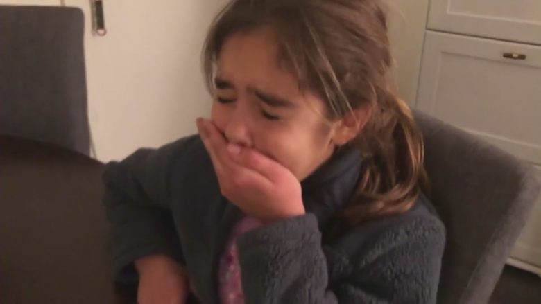 Video virale kap reagimin e 9-vjeçares amerikane, kur nëna i thotë se do të kthehet në shkollë