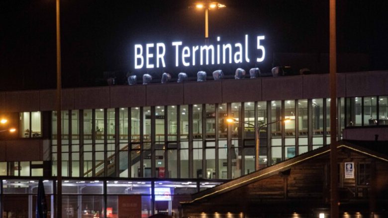 Aeroporti i ri në Berlin mbyll një terminal në mungesë pasagjerësh