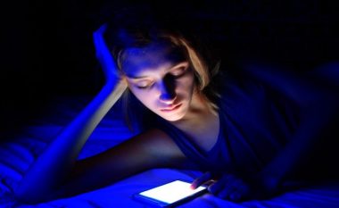 Vizioni i paqartë, pagjumësia dhe mënyra të tjera si drita e kaltër po ndikon në shëndetin tuaj
