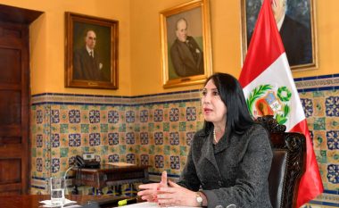 Ishte vaksinuar para publikut të gjerë, Ministrja e Jashtme e Perusë jep dorëheqje