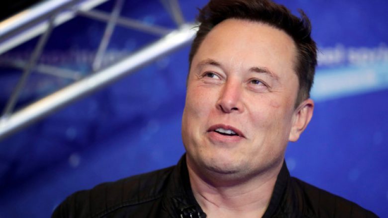 Elon Musk thotë se ‘Neuralink’ mund të fillojë të fut çipa në trurin e njeriut ‘më vonë këtë vit’