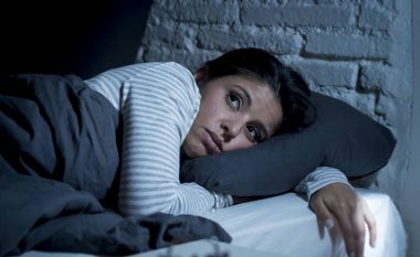 Zgjimi në mes të natës: Kur nuk duhet të shqetësoheni dhe kur është i rrezikshëm