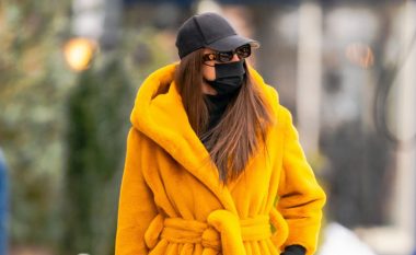 Ngre humorin me ngjyra të ndritshme: Irina Shayk me një palltë të verdhë trendi është joshje për shikime
