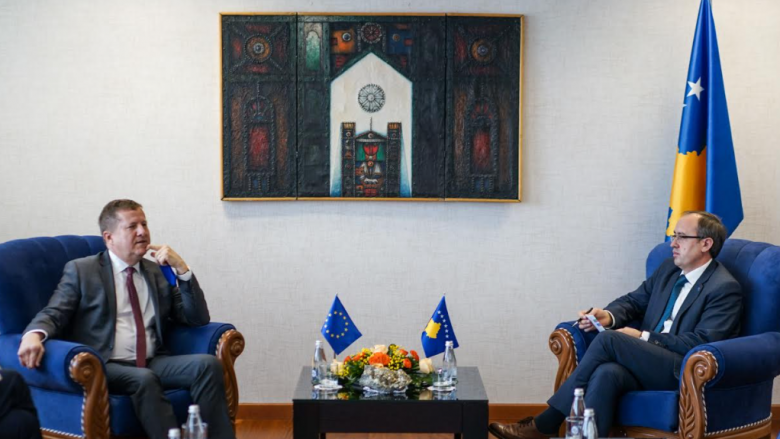 Hoti takoi ambasadorin Szunyog, flasin për gjendjen aktuale në vend dhe agjendën e integrimit të Kosovës në BE