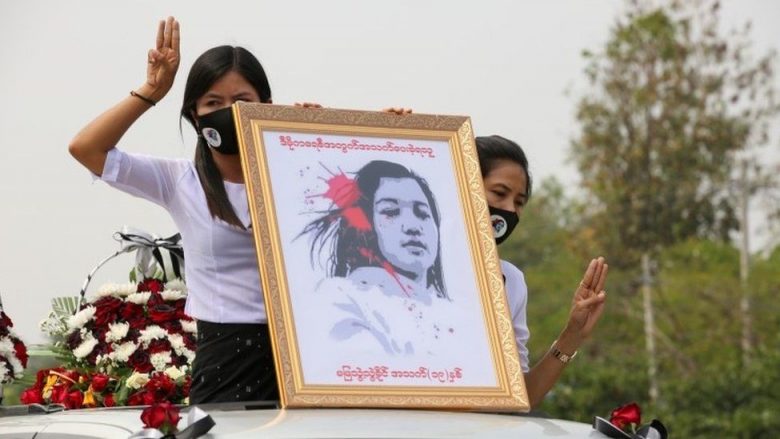 Turma të mëdha nderojnë 20-vjeçaren që u vra në protestat e Mianmar – Facebook fshiu faqen e lajmeve të ushtrisë që mori pushtetin
