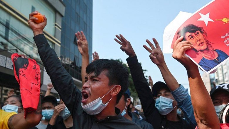 Grusht-shteti në Mianmar – punëtorët hyjnë në grevë mbarëkombëtare