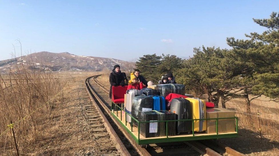 Diplomatët rusë kalojnë kufirin e Koresë Veriut me një karrocë hekurudhore, e cila ishte shtyrë me duar
