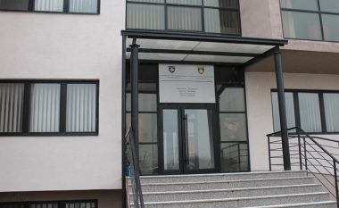 Aktakuzë ndaj gjashtë personave në Gjilan – rrëmbyen dy persona dhe u dërguan vajza në villë