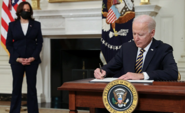 Presidenti Biden shfuqizon ndalimin e një pjese të mirë të kërkesave për “Green Card”