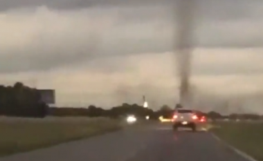Banorët e Buenos Aires mbetën të tronditur kur panë një “tornado që ngrihej drejt qiellit” – por në fakt ishte një tufë gjigante mushkonjash