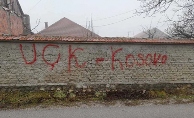Shkroi në muret e një shtëpie “UÇK-Kosovo”, arrestohet një person në Pejë