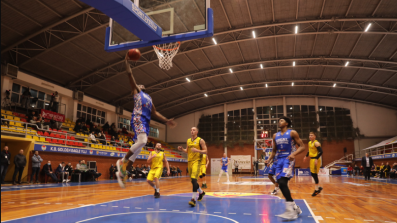 Spektakël basketbolli në Suharekë, Prishtina fiton klasikën ndaj Pejës dhe kalon në gjysmëfinale