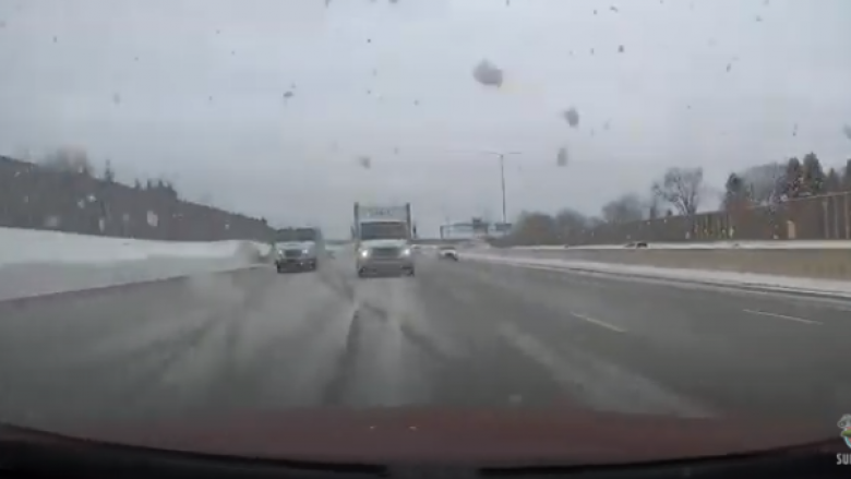 Një shofer me fat – makina i rrëshqet në autostradë, teksa në drejtim të njëjtë po vinte një kamion