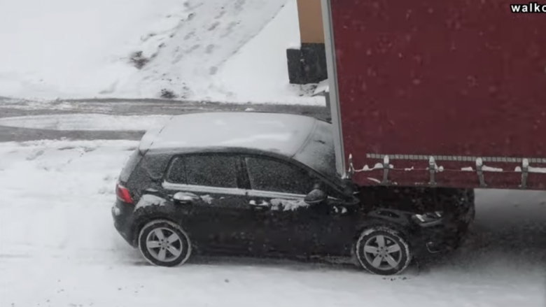 VW Golf parkohet nën rimorkio të kamionit për t’a ruajtur xhamin e veturës