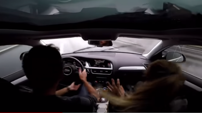 GoPro kap momentin kur çifti humb kontrollin me veturën e tyre me shpejtësi 140 km/orë