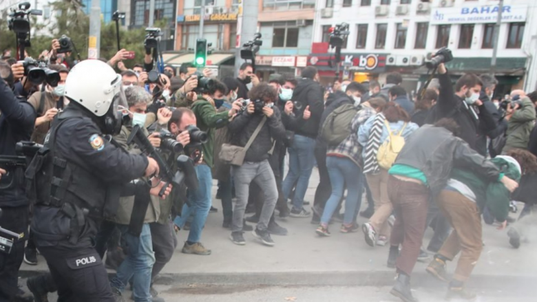 Studentët sërish protestojnë kundër një vendimi të Erdoganit, arrestohen dhjetëra prej tyre