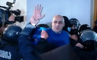Policia gjeorgjiane sulmon zyrat e partisë opozitare, arreston drejtuesin e saj