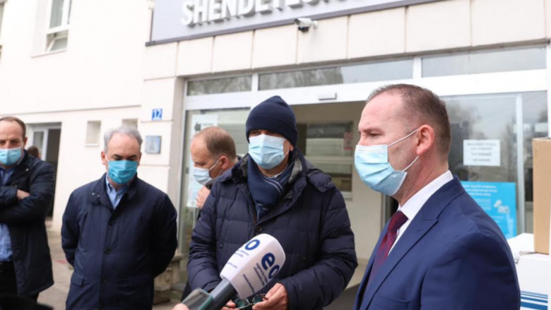 MSh i dorëzon IKSHPK-së 100 mijë teste PCR, SHSKUK-së 16 ventilatorë