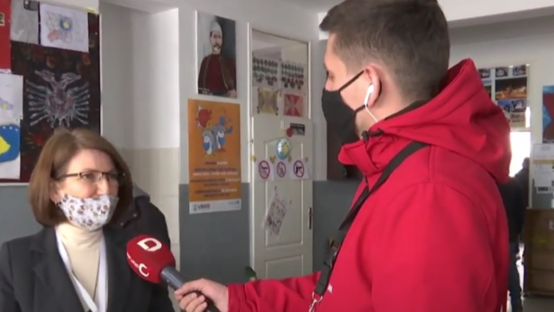 Një qytetar në Prizren fotografon votën, shoqërohet në Polici