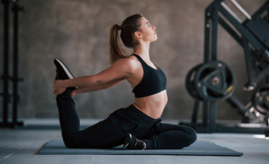 Trajnim në shtëpi për muskuj të fortë të stomakut dhe qëndrim të drejtë: Duhet të ndani vetëm dhjetë minuta