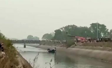 Autobusi bie nga ura drejt një kanali në Indinë qendrore, mbyten 37 persona