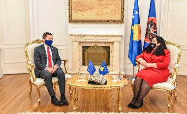 Osmani takohet me shefin e zyrës së BE-së në Kosovë, diskutojnë për sigurimin e vaksinës antiCOVID