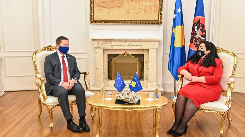 Osmani takohet me shefin e zyrës së BE-së në Kosovë, diskutojnë për sigurimin e vaksinës antiCOVID
