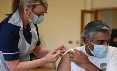 Mbretëria e Bashkuar vlerëson që vaksinimi të bëhet sipas moshës për të evituar vdekjet si pasojë e COVID-19