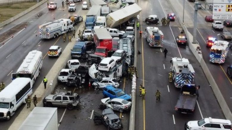 Kaos në autostradë, 100 automjete u përplasën – të paktën pesë të vdekur në Teksas