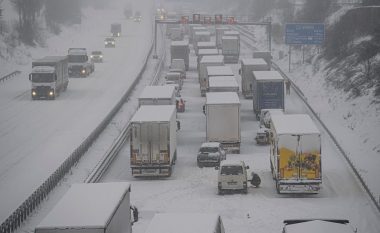 Reshje të mëdha të borës, kaos në trafik në Gjermani dhe Holandë – gjendje më e mirë nuk është as në Mbretëri të Bashkuar e Francë