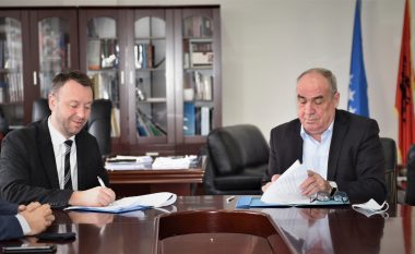 Ministria e Infrastrukturës nënshkruan dy projekte të reja infrastrukturore për Komunën e Istogut