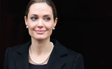 Angelina Jolie sot feston ditëlindjen e 46-të