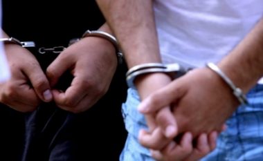 Dy të arrestuar për rrahje të rëndë – momenti kur e fusin në veturë të riun në Pejë