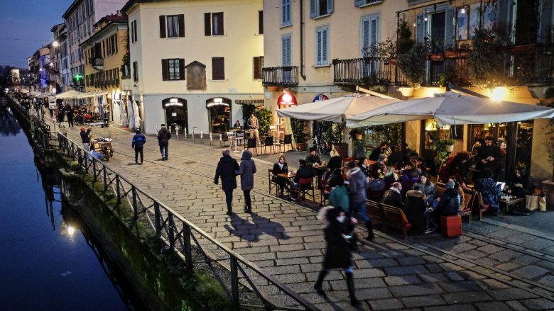 Italianët pushtojnë kafenetë dhe restorantet pas lirimit të masave kundër coronavirusit