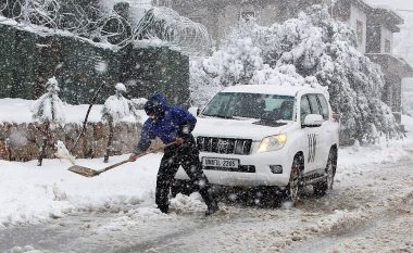 Reshjet “bllokojnë” disa vende të Lindjes së Mesme – mjaftuan 15 centimetra borë që autoritetet të ndërpresin shumë aktivitete