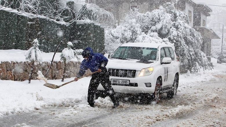Reshjet “bllokojnë” disa vende të Lindjes së Mesme – mjaftuan 15 centimetra borë që autoritetet të ndërpresin shumë aktivitete