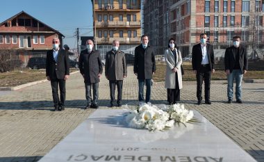 LVV homazhe tek varri i Demaçit dhe Deharit: Sot, i gëzojmë ditëlindjet e tyre, ashtu siç presim t’i gëzojmë përplot ditë në Kosovë