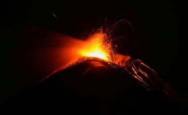 Shpërthimi i vullkanit Etna – pamjet spektakolare të aktivitetit më të fundit shpërthyes të tij