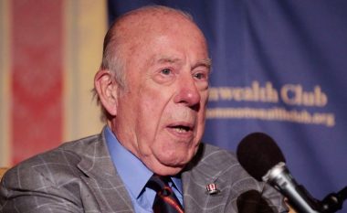 Vdes në moshën 100 vjeçare George P. Shultz – diplomati amerikan i cili e këshilloi Clintonin ta bombardonte Serbinë