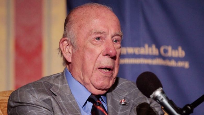 Vdes në moshën 100 vjeçare George P. Shultz – diplomati amerikan i cili e këshilloi Clintonin ta bombardonte Serbinë