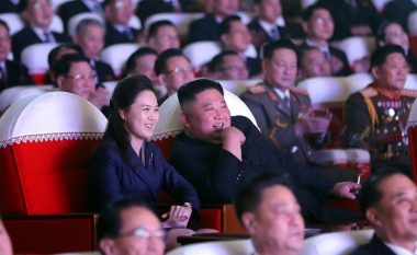 Gruaja e udhëheqësit të Koresë së Veriut bën paraqitjen e parë, pasi ishte “zhdukur” për rreth një vit