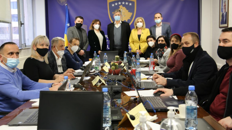 Shefi i EULEX-it vizitoi dhomën operative për zgjedhje