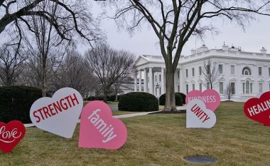 Zonja e Parë e ShBA-së, Jill Biden e mbush Shtëpinë e Bardhë me zbukurime të dashurisë për Shën Valentin