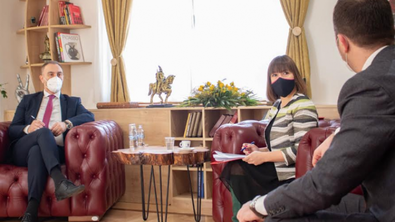 Grubi në takim me Carovskën, diskutojnë për korrigjimin e librave
